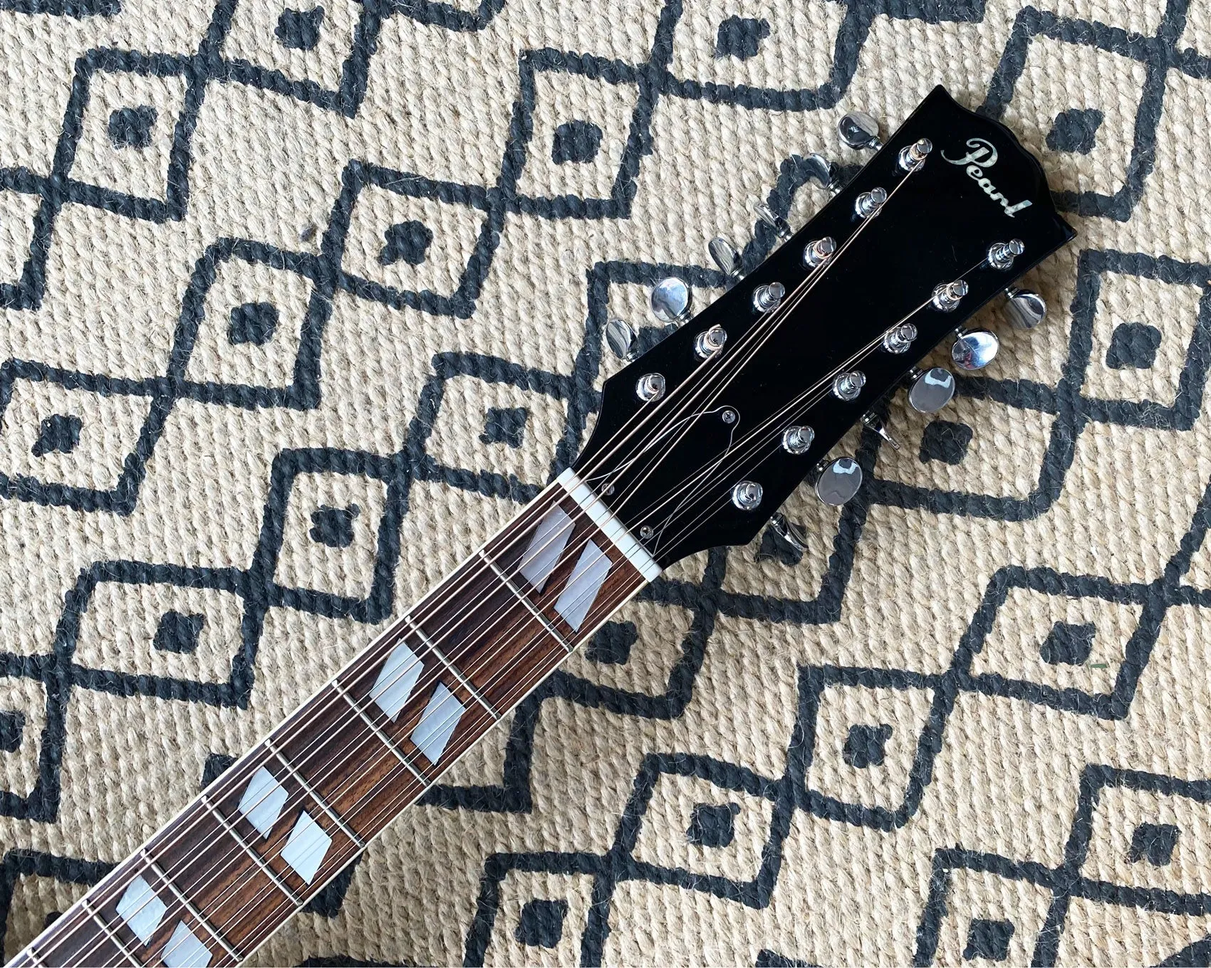 Pearl 12-String Hummingbird